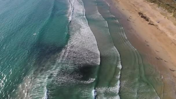 mer vagues plage de sable avec des personnes se baignant dans l'eau vue du drone Lanzada plage Galice Espagne 4k vidéo 