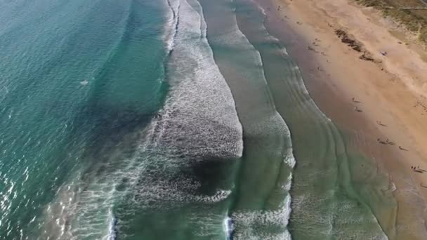 Океан Волны Песчаный Пляж Людьми Купание Воде Вид Беспилотника Lanzada — стоковое видео