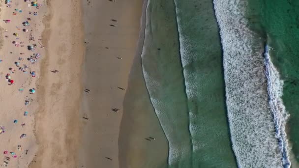 Океанські Хвилі Піщаний Пляж Людьми Купання Вид Воду Безпілотника Лансада — стокове відео