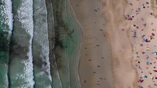 Fale Oceanu Piaszczysta Plaża Osobami Kąpiąc Się Widok Wodę Drone — Wideo stockowe