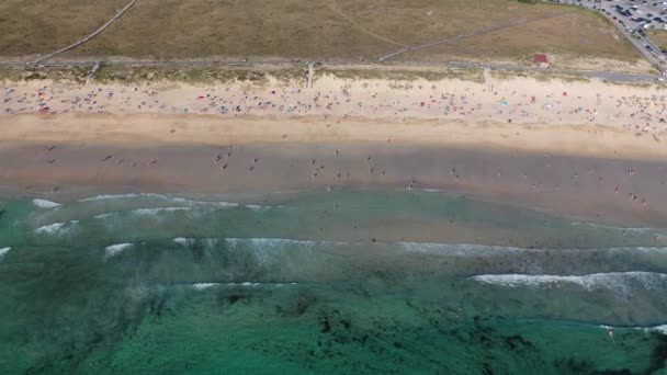 Oceaan Golven Zandstrand Met Mensen Zwemmen Het Water Uitzicht Vanaf — Stockvideo