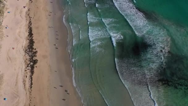 Oceaan Golven Zandstrand Met Mensen Zwemmen Het Water Uitzicht Vanaf — Stockvideo