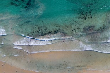 okyanus dalgaları, su içinde insanlar banyo ile kumlu plaj, görünüm 