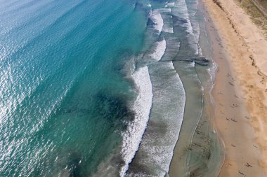 okyanus dalgaları, su içinde insanlar banyo ile kumlu plaj, görünüm 