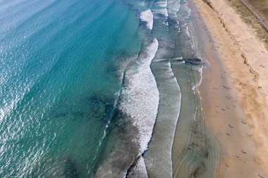 okyanus dalgaları, su içinde insanlar banyo ile kumlu plaj, görünüm 
