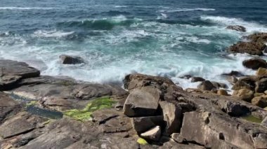 deniz dalgaları kayalık bir kıyıya karşı çökmesini 4k yavaş hareket görünümü