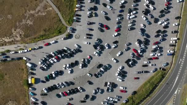Biler Parkeringsplassen Sett Ovenfra Fra Fra Drone – stockvideo