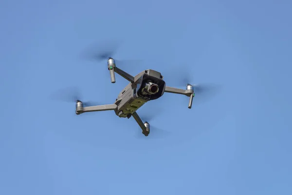 Drone przeciwko błękitne niebo z bliska — Zdjęcie stockowe