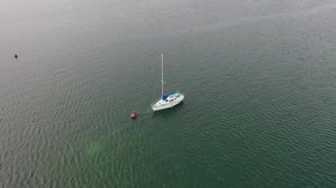 beyaz yelkenli drone deniz görünümünde demirli