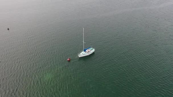 Velero Blanco Anclado Vista Mar Desde Dron — Vídeo de stock