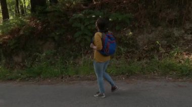 sırt çantası ormanda yürüyüş ile yürüyüşçü kadın, yavaş hareket