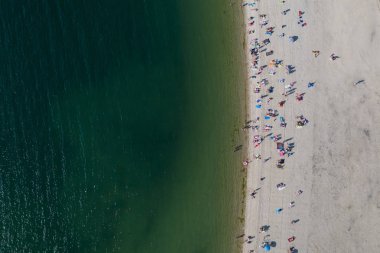 deniz sahilinde dinlenen insanlar, üstten görmek, d çekim