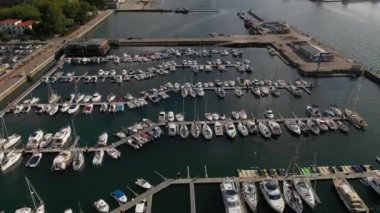 limanda rıhtımda beyaz yatlar, drone havadan görünümü, 4k video