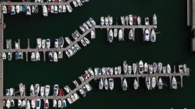 limanda rıhtımda beyaz yatlar, drone havadan görünümü, 4k video