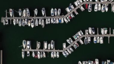 limanda rıhtımda beyaz yatlar, drone havadan görünümü, 4k video