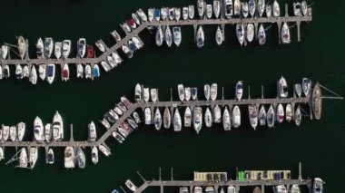 limanda rıhtımda beyaz yatlar, drone havadan görünümü, 4k video