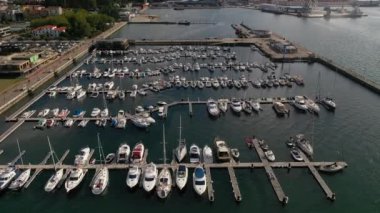 limanda rıhtımda beyaz yatlar, drone havadan görünümü, 4k video