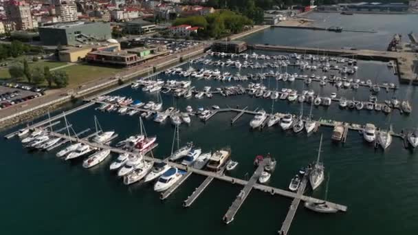 Yachts Blancs Aux Postes Amarrage Dans Port Maritime Vue Aérienne — Video