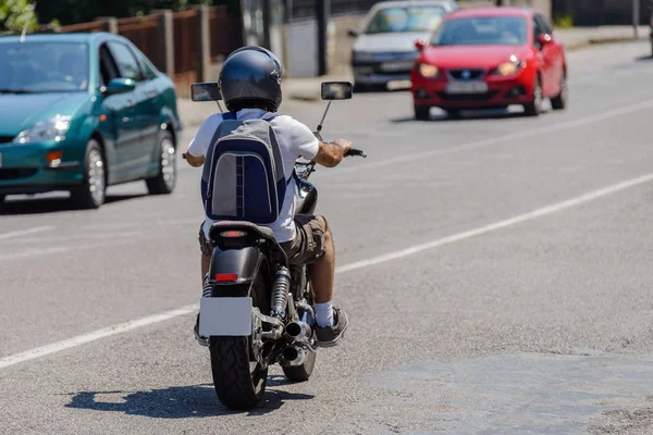 Uomo su una moto su una strada di città, vista posteriore — Foto Stock