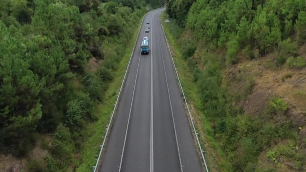 Letecký Pohled Více Než Venkovské Silnice Přes Zelený Letní Les — Stock video