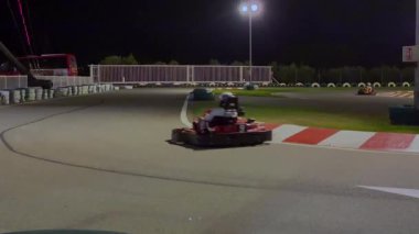 gece bir yarış pistinde kart yarışları 
