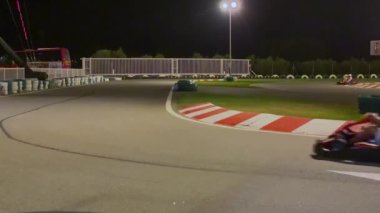 gece bir yarış pistinde kart yarışları 