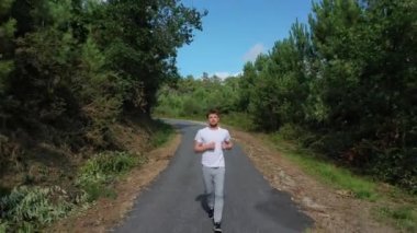 ormanda yolda koşu genç adam