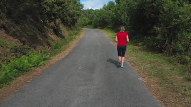 ormanda yolda koşu genç kadın