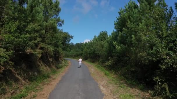 Jovem Correndo Estrada Floresta — Vídeo de Stock