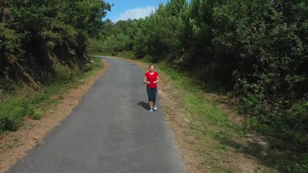 Jovem Mulher Correndo Estrada Floresta — Vídeo de Stock