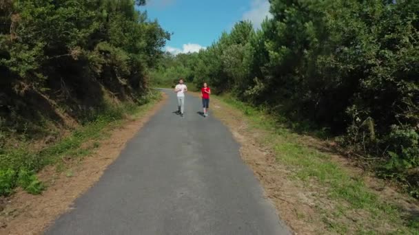 Ungt Par Jogging Vägen Skogen — Stockvideo