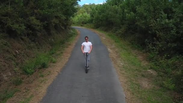 Joven Montando Scooter Eléctrico Camino Bosque Cámara Lenta Disparando Desde — Vídeos de Stock