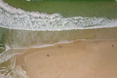 okyanus dalgaları, kumlu plaj, drone görünümü, Carnota plaj, Galici
