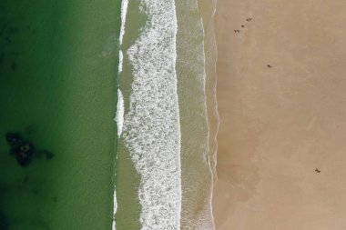 okyanus dalgaları, kumlu plaj, drone görünümü, Carnota plaj, Galici
