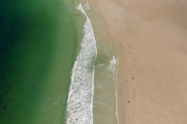 okyanus dalgaları, kumlu plaj, drone görünümü, Carnota plaj, Galici