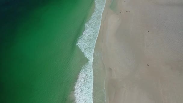Havsvågor Sandstrand Med Människor Som Går Längs Stranden Carnota Beach — Stockvideo