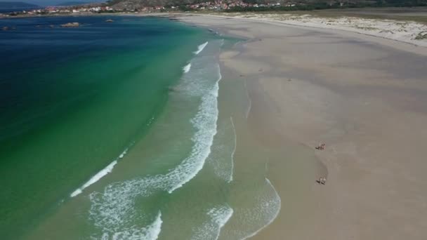 Havsvågor Sandstrand Med Människor Som Går Längs Stranden Carnota Beach — Stockvideo