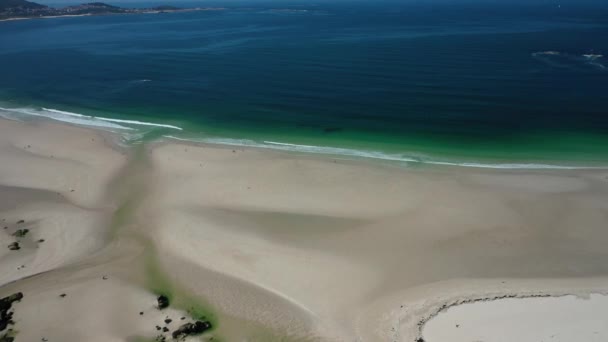 Fale Oceanu Piaszczysta Plaża Ludźmi Spacerami Wzdłuż Brzegu Carnota Beach — Wideo stockowe