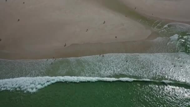 Oceaan Golven Zandstrand Met Mensen Die Langs Kust Lopen Carnota — Stockvideo