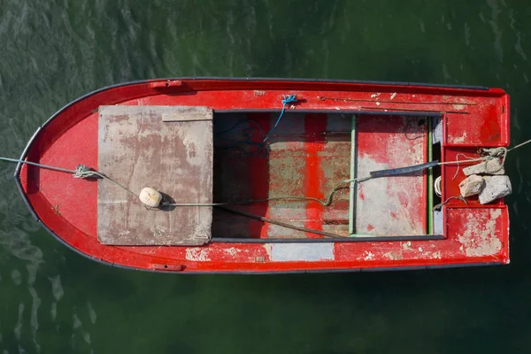 Röd trä fiskebåt förankrad i havet, topputsikt — Stockfoto