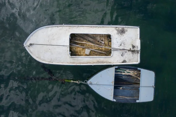 Дерев'яні рибальські човни, які закріплені в морі, вид зверху — стокове фото