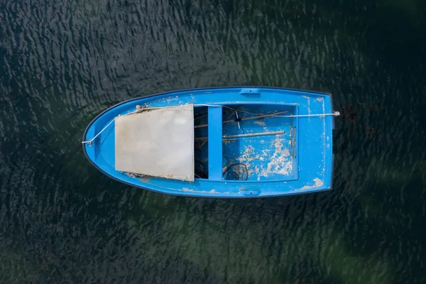 Barco de pesca de madeira azul ancorado no mar, vista superior — Fotografia de Stock