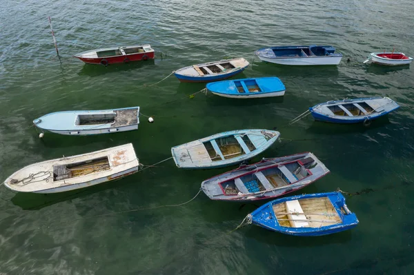Dřevěné rybářské čluny zakotvené v moři, pohled shora — Stock fotografie