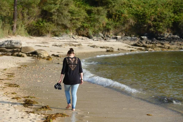 Samotna Młoda Kobieta Dżinsy Spacery Boso Plaży — Zdjęcie stockowe