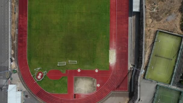 空の緑のテニスコート ラグビー サッカー場 上から見る — ストック動画