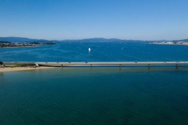 yukarıdan deniz koyu görünümü üzerinde köprü