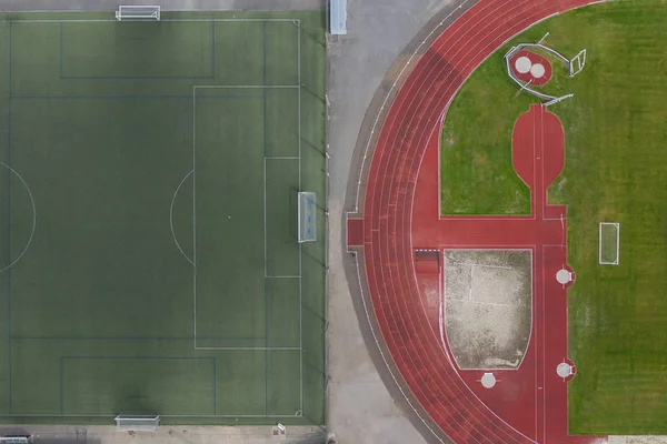 Пустые зеленые поля для регби и футбола, вид сверху — стоковое фото
