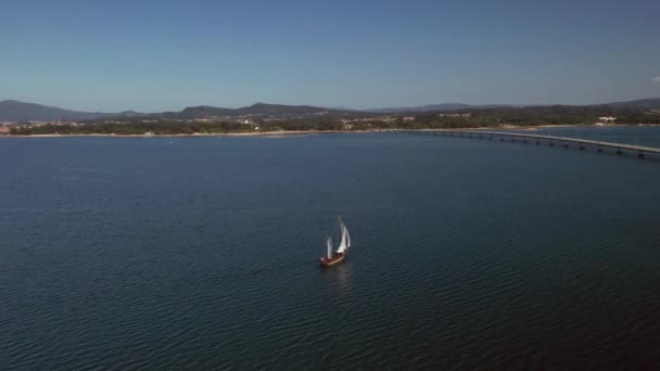 Yacht Vela Bianco Nel Blu Del Mare Vista Dall Alto — Video Stock