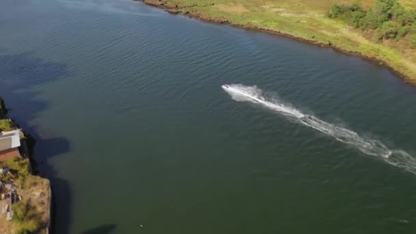 Człowiek Jeździ Jet Ski Rzece Widok Lotu Ptaka Drona — Wideo stockowe