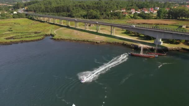 男子在河上乘坐喷气式滑雪板 从无人机的鸟瞰图 — 图库视频影像